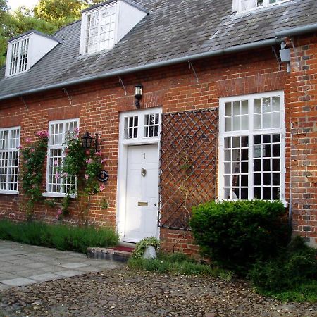 The Courtyard Bed & Breakfast Нюмаркет Екстериор снимка