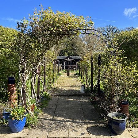 The Courtyard Bed & Breakfast Нюмаркет Екстериор снимка