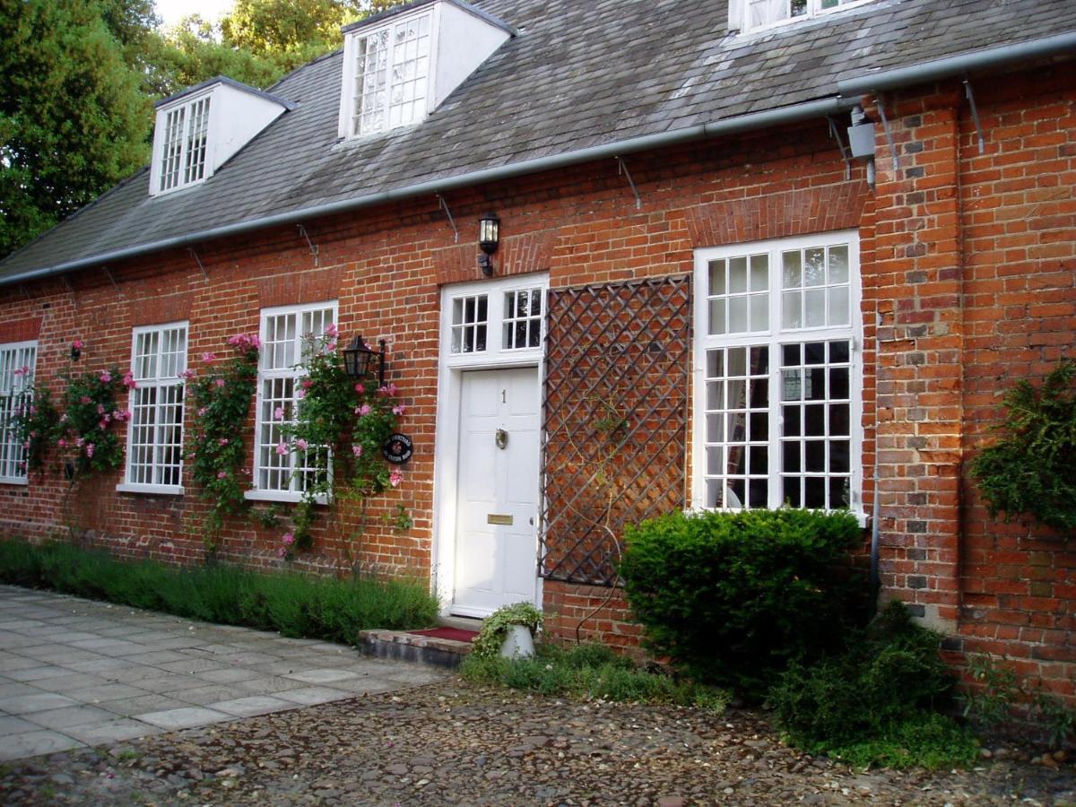 The Courtyard Bed & Breakfast Нюмаркет Екстериор снимка